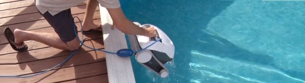Dolphin E10 pool robot