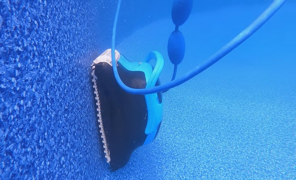 How to Use Your Robotic Pool Cleaner
